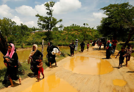 Rohingya people run to enter into Bangladesh from a makeshift shelter near the Bangladesh-Myanmar border, after a gunshot was heard on the Myanmar side, in Cox’s Bazar, Bangladesh August 28, 2017. REUTERS/Mohammad Ponir Hossain