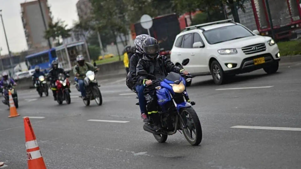 Debe tener precaución al manejar una moto. Foto: Alcaldía de Bogotá