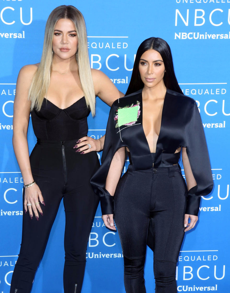 Kim und Khloé Kardashian sind echte Red-Carpet-Profis: Die schwarzen Jumpsuits betonen die voluminösen Hüften, kein Haar der straff gescheitelten Mähnen tanzt aus der Reihe, und die Pose ist so routiniert, dass sogar Khloé ihren Instagram-Followern die Quizfrage stellte, ob dies nun die echten Schwestern sind oder ihre Wachsfiguren. Doch am allerwichtigsten für einen Eyecatcher-Auftritt: Die perfekt modellierten Dekolletés… (Foto: AP Images)