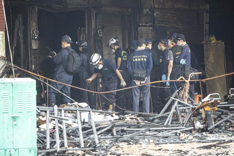 高雄市鹽埕區城中城大樓昨日大火，導致46人罹難、41人受傷。（袁庭堯攝）