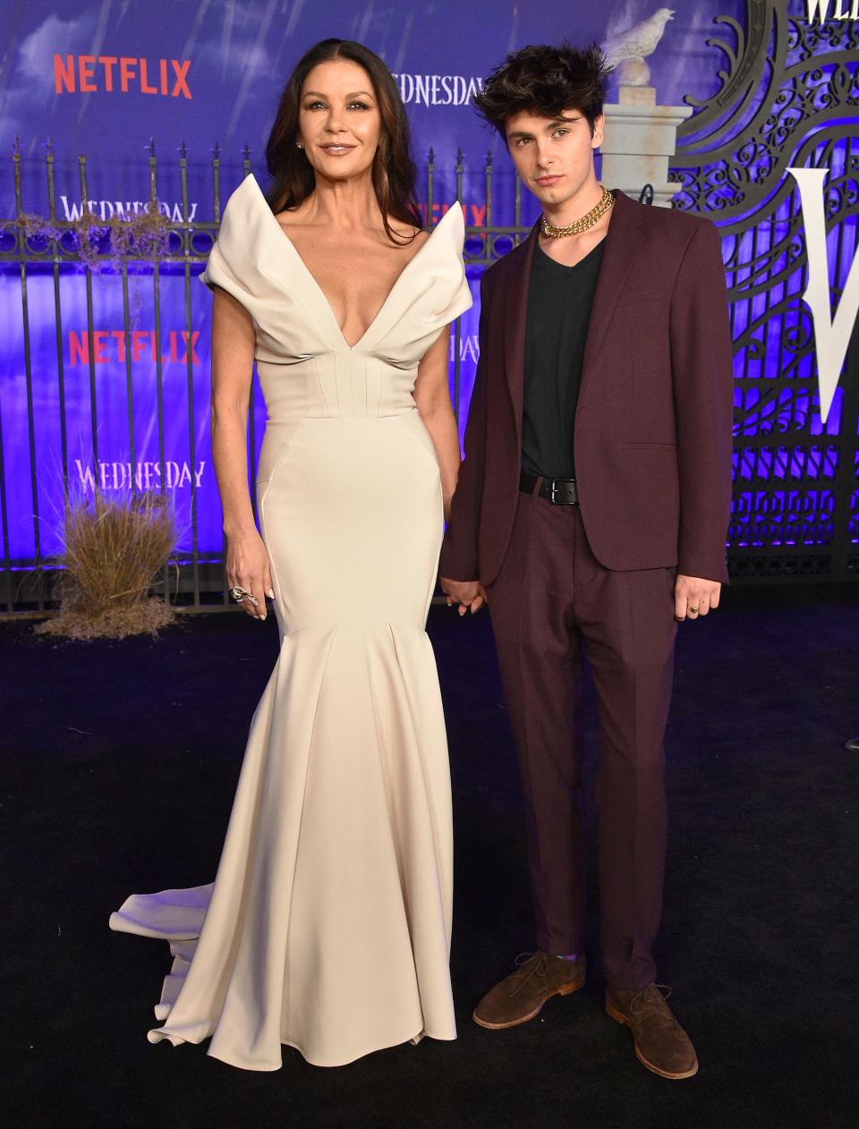 Catherine Zeta-Jones y su hijo Dylan Douglas en la alfombra negra del estreno de la serie Merlina (Photo by LISA O'CONNOR / AFP) (Photo by LISA O'CONNOR/AFP via Getty Images)