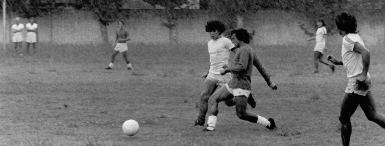 Maradona como sparring: el 23 de febrero de 1977 jugó uno de los amistosos con el juvenil que terminó de convecer a Menotti para llevarlo a la selección mayor