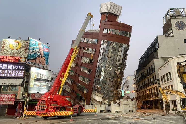 - Esta fotografía tomada por la Agencia Central de Noticias de Taiwán (CNA) el 3 de abril de 2024 muestra el edificio Urano dañado en Hualien, después de que un gran terremoto azotara el este de Taiwán.