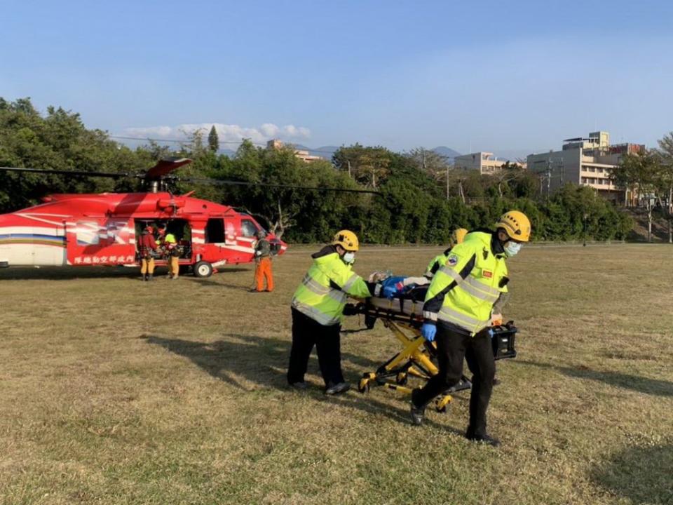 直升機於下午執行傷者吊掛載送至東勢河濱公園後，由東勢消防分隊救護車載往東勢農民醫院治療中。（記者陳金龍翻攝）