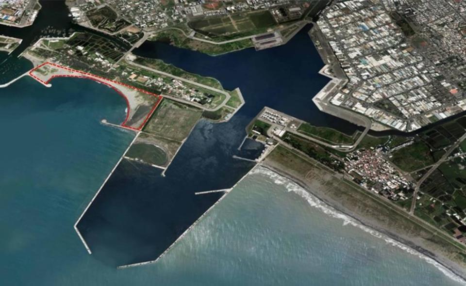 面積20公頃的漁光島大月牙灣（紅線範圍），將由得標廠商九號萬士達公司負責開發。圖／台灣港務公司提供
