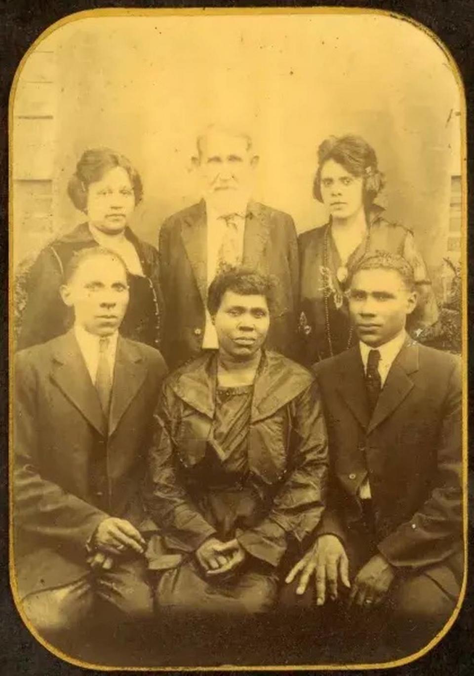 A photograph of the Smith family taken by Richard Samuel Roberts, 1920s. Standing left to right: Simmie Hiller Smith, John Henry Hiller, Bernice Hiller Frambro. Seated: Samuel Hiller, Alice Kessler Hiller, Benjamin Hiller.