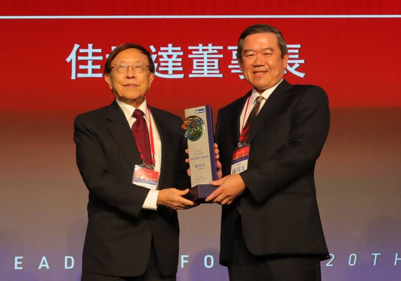 佳世達董事長陳其宏（右）獲頒傑出領袖獎，左為遠見．天下文化事業群創辦人高希均。關立衡攝