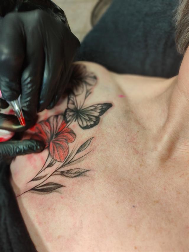 Powerful photos show how a breast-cancer survivor turned her scars into art  with free tattoos