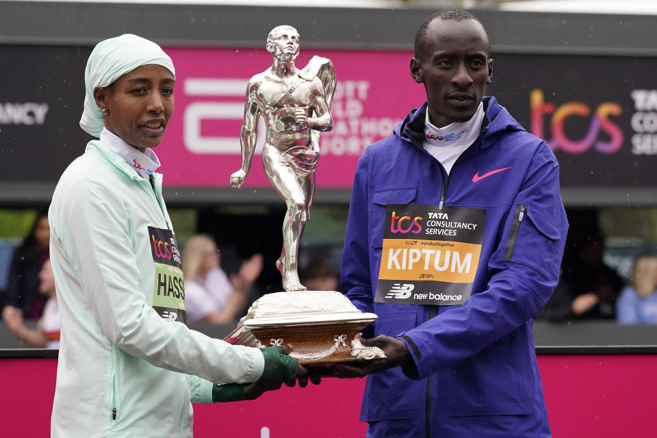 Sifan Hassan de Holanda y Kelvin Kiptum de Kenia, ganadores del Maratón de Londres posan con el trofeo el domingo 23 de abril del 2023.(AP Foto/Alberto Pezzali)