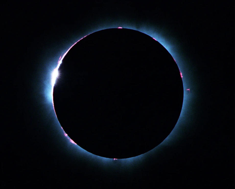 Las perlas de Baily se pueden ver brillando alrededor del lado izquierdo de la Luna apenas un segundo antes de que cubra completamente el sol. Heinz-Peter Bader/X00316/Reuters