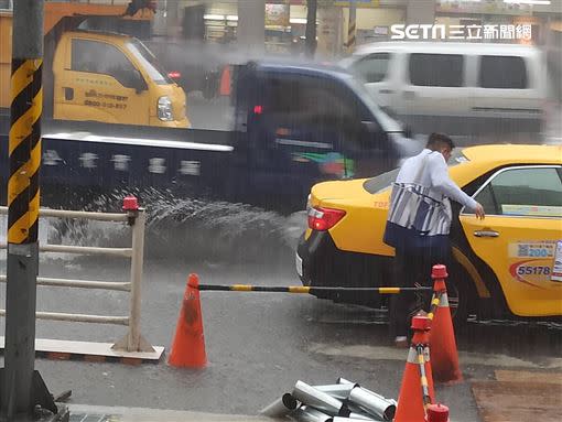 台北土城中央路三段下午二時左右已開始積水。（圖／讀者提供）