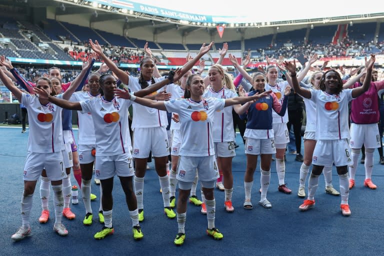 La joie des Lyonnaises qualifiées pour la finale de la Ligue des champions, après avoir battu le PSG, le 28 avril 2024 au Parc des Princes (FRANCK FIFE)