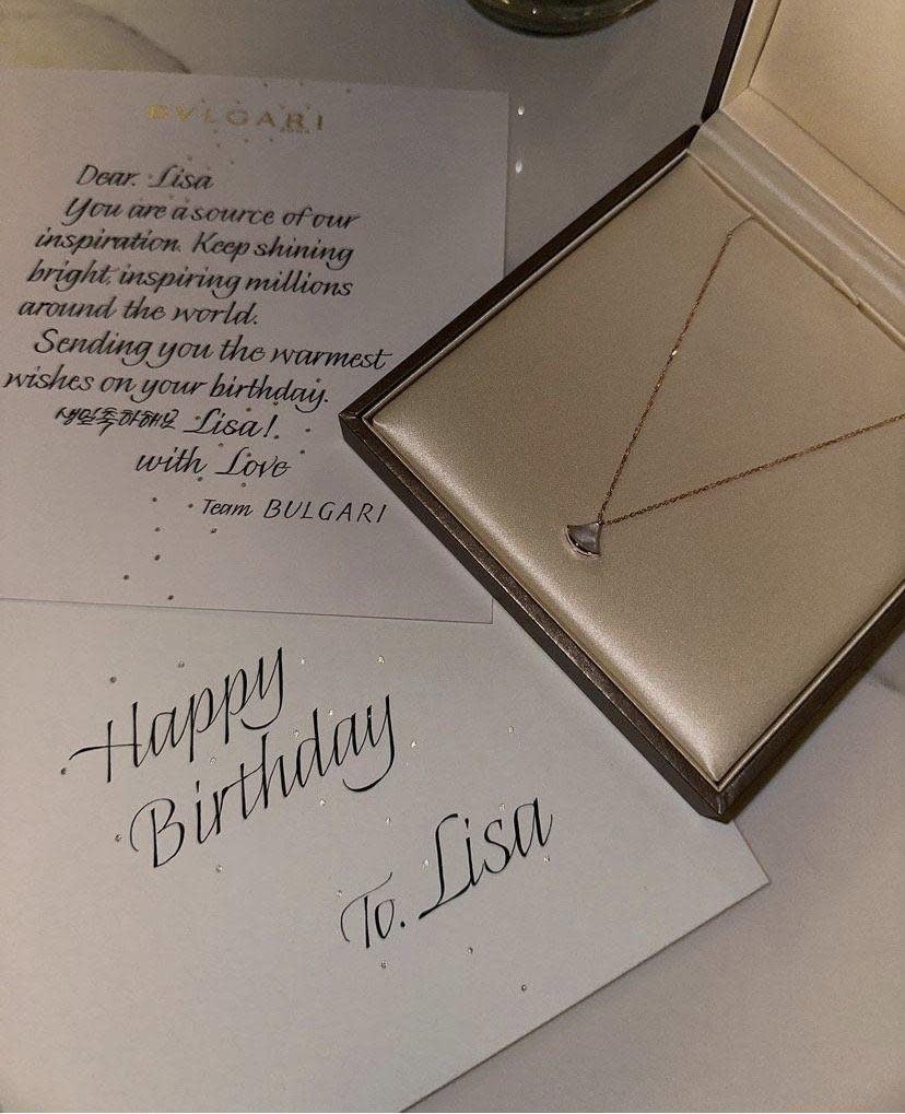 Lisa於生日時獲贈Divas’ Dream系列玫瑰金珍珠母貝項鍊。NT$64,300（翻攝自Lisa IG）
