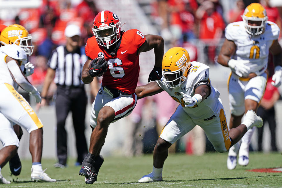 Georgia running back Kenny McIntosh, 6, runs away from Kent State linebacker Harib Johns, 32, during the first half of an NCAA college football game in Athens, Georgia, Saturday, Sept. 24, 2022. I'm doing it.  (AP Photo/John Bazemore)