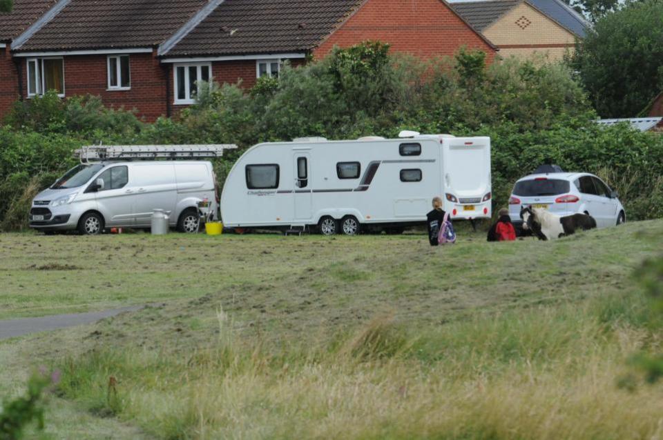 Wiltshire Times: Reisende betreten illegal den Penleigh Park in Westbury.  Foto: Trevor Porter 69967-3