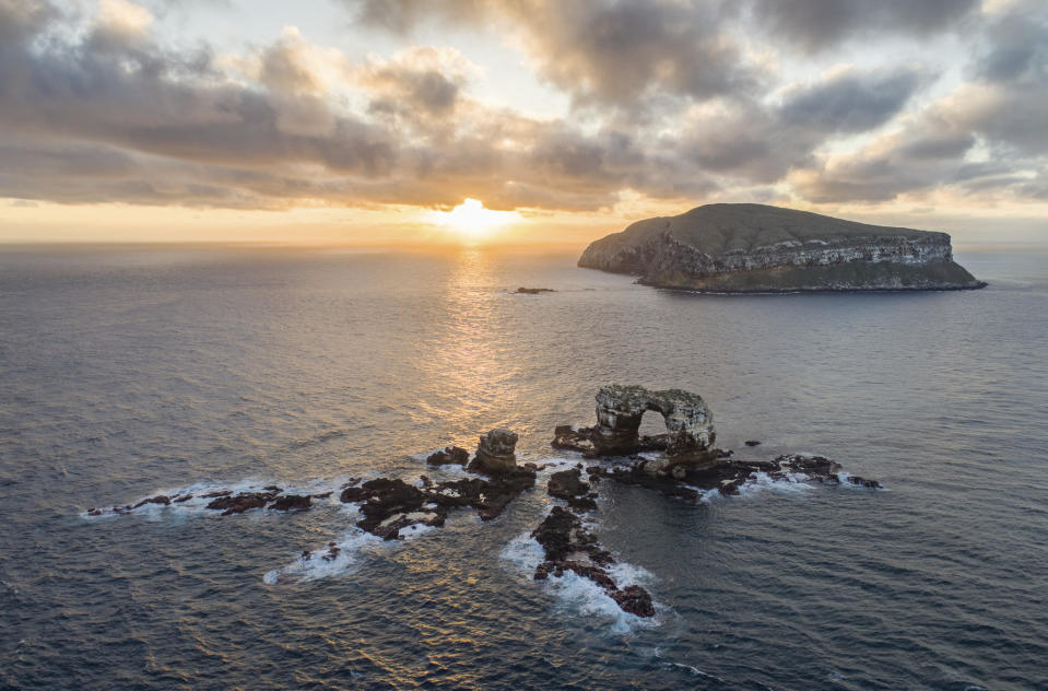 El Arco de Darwin, y la isla de Darwin, a la derecha en el área de las Islas Galápagos. (simonjpierce.com via AP)