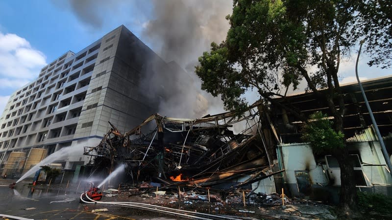 高雄楠梓科技產業園區工廠大火（2） 高雄市楠梓科技產業園區的塑美貝科技公司14日上午 發生火警，陣陣濃煙往天空直竄，消防人員到場拉水 線搶救。 中央社記者董俊志攝  112年7月14日 