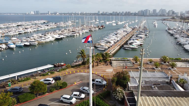 Imágenes del puerto de Punta del Este, desbordado de barcos, la mayoría de bandera argentina