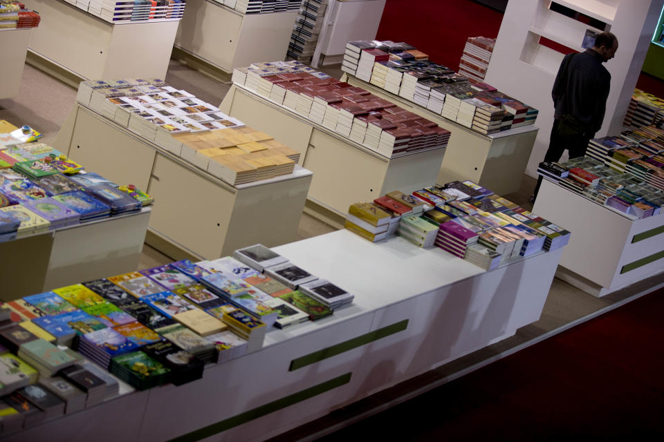 Un hombre mira los títulos que se ofrecen en la Feria del Libro de Buenos Aires el martes 22 de abril del 2014. La feria comienza oficialmente el jueves. (AP Foto/Natacha Pisarenko)