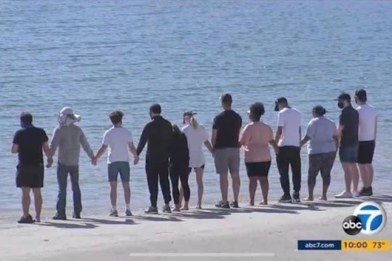 Parte del elenco de Glee y familiares de Naya Rivera, frente al lago en donde la actriz perdió la vida