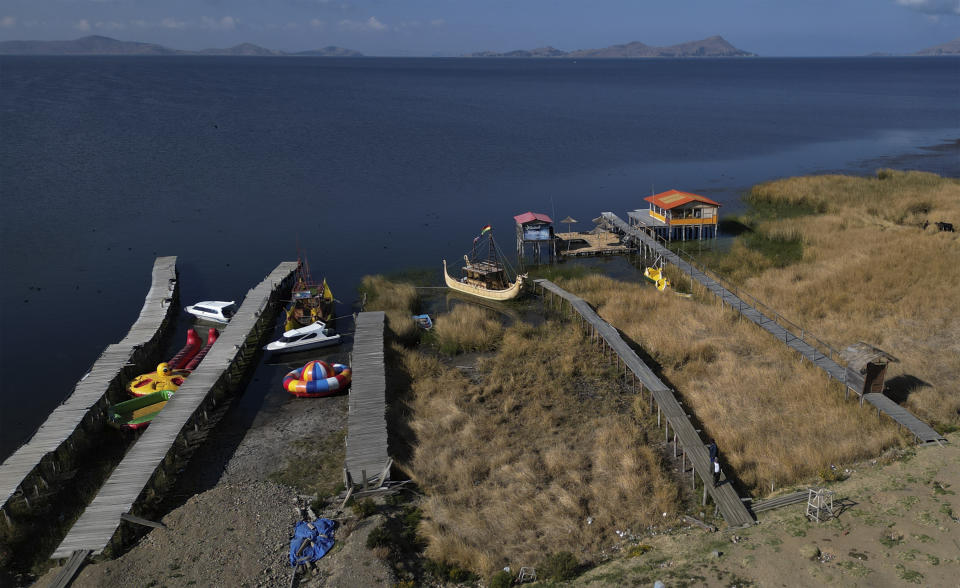 Los muelles se extienden sobre lo que alguna vez fue la orilla del lago Titicaca en Huatajata, Bolivia, el viernes 29 de septiembre de 2023. (AP Foto/Juan Karita)