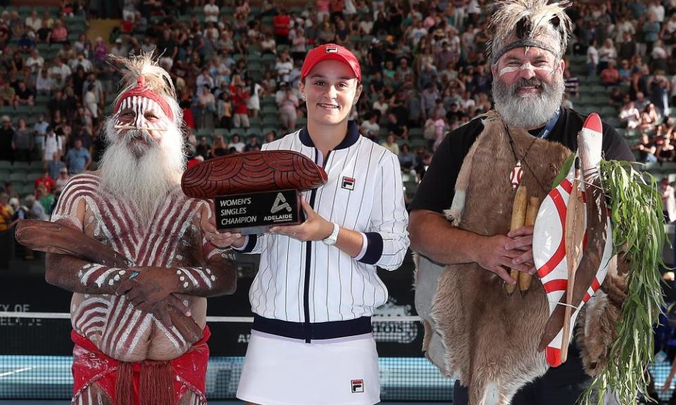 Ashleigh Barty of Australia poses with the trophy with Aboriginal elders Major Sumner and Mickey Kumatpi O’Brien