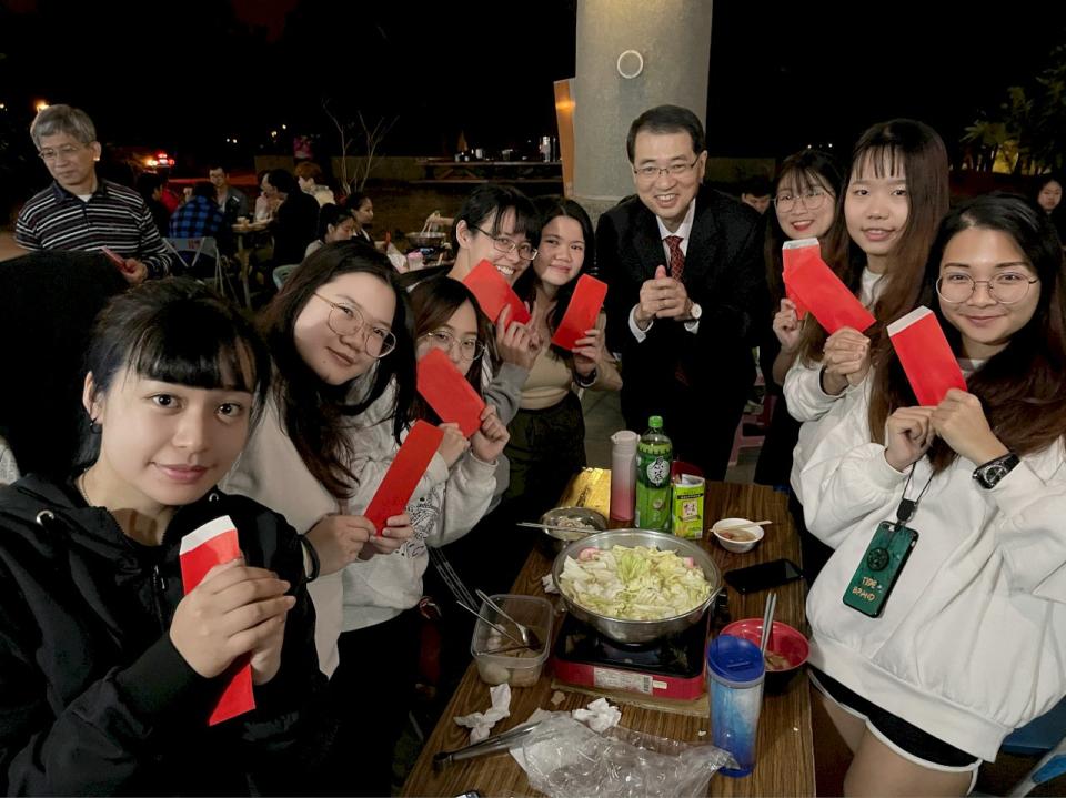 暨南大學今年有歷年最多的境外生留在學校圍爐過年。(暨南大學提供)