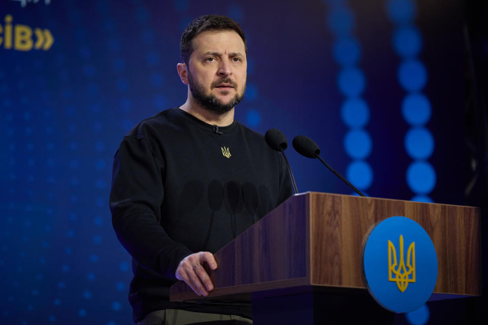 Der ukrainische Präsident Wolodymyr Selenskyj und das ukrainische Volk bekommen den Karlspreis 2023 (Bild: Ukrainian Presidency / Handout/Anadolu Agency via Getty Images)