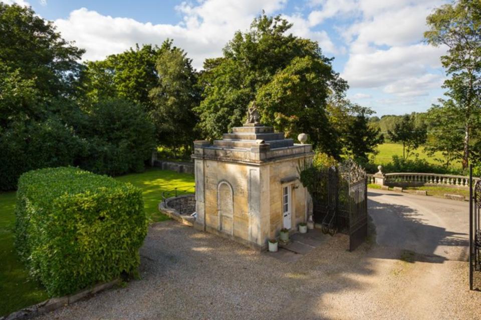 Esta caseta antigua que en el pasado se utilizaba para proteger una casa señorial cerca de York, al norte de Inglaterra, se ha transformado en un curioso apartamento que está en venta. (Foto: <a href="http://www.carterjonas.co.uk/house/for-sale/grimston/yor200038/" rel="nofollow noopener" target="_blank" data-ylk="slk:Carter Jonas;elm:context_link;itc:0;sec:content-canvas" class="link ">Carter Jonas</a>).