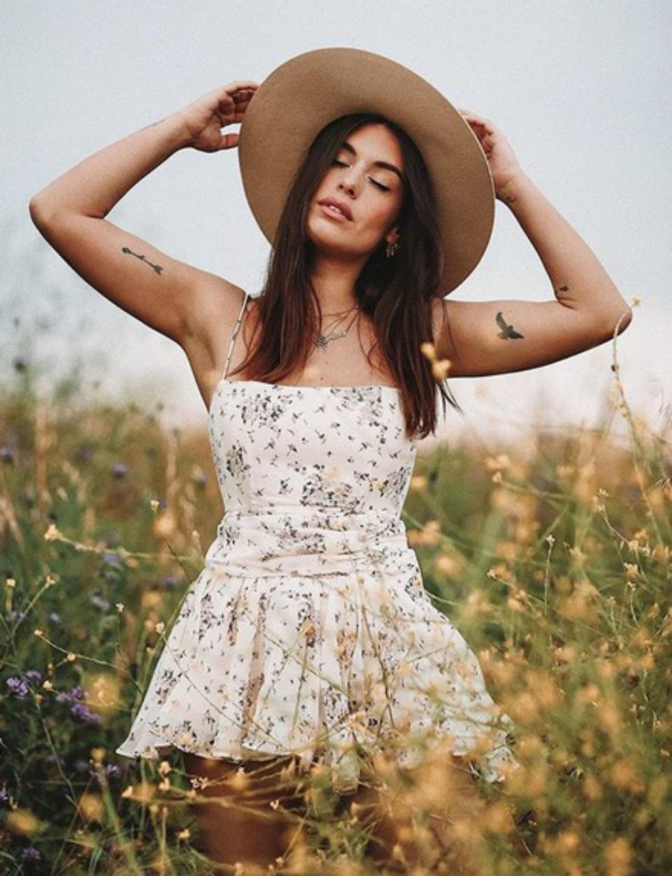 Aida Domenech, más conocida como Dulceida, también se ha enamorado de un diseño de flores, pero en su versión corta y de tirantes. "El vestido tan precioso es de Capriche", confesó el 4 de junio. (Foto: Instagram / <a href="https://www.instagram.com/p/CBAu4cvpmq2/" rel="nofollow noopener" target="_blank" data-ylk="slk:@dulceida;elm:context_link;itc:0;sec:content-canvas" class="link ">@dulceida</a>)