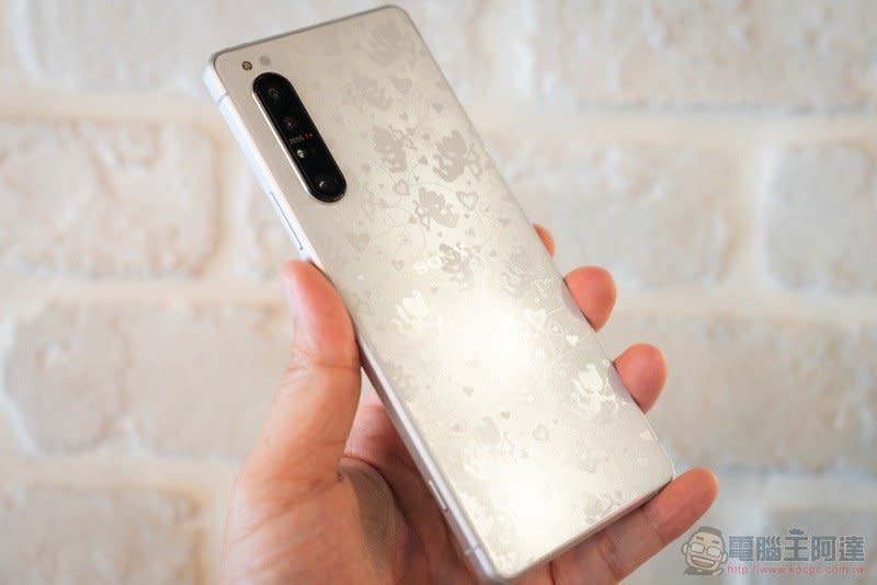 Xperia 1 II 的日系美型 當然要靠膜斯密碼專屬 imos 康寧玻璃保護貼 / 軍規防震殼 / 藍寶石鏡頭貼 防護起來！