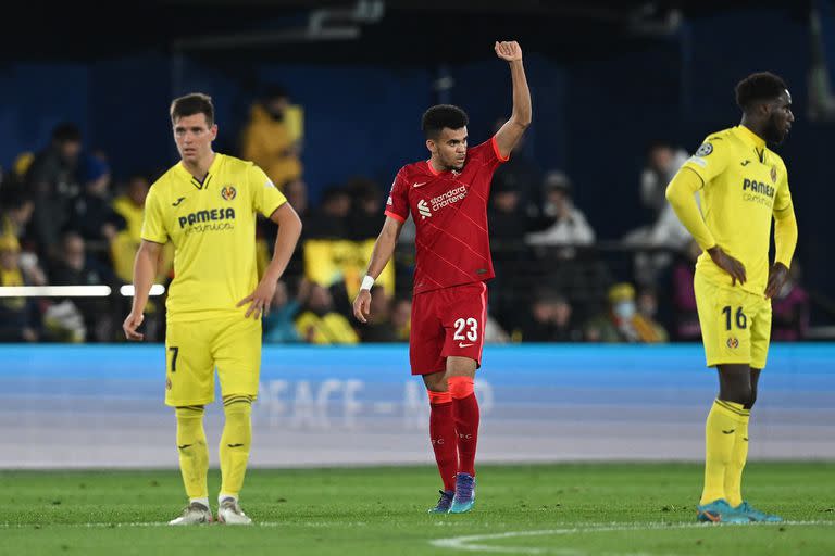 El colombiano Luis Díaz festeja su gol, el segundo de Liverpool, ante la impotencia de Lo Celso