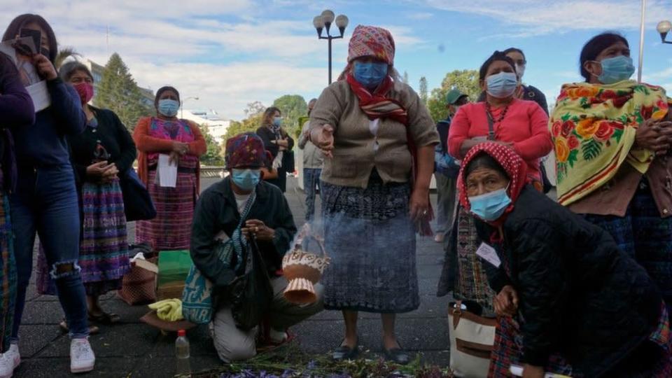 Mujeres ach&#xed; de Rabinal celebran ceremonia maya al frente de la Corte Suprema