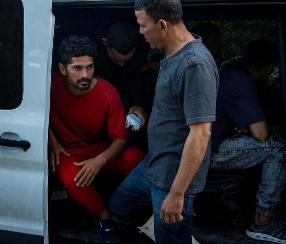 Migrantes cubanos dentro de un vehículo de Aduanas y Protección Fronteriza esperan ser llevados para su procesamiento. Un grupo de migrantes cubanos desembarcó en Cayo Largo la madrugada del domingo 8 de enero de 2023.