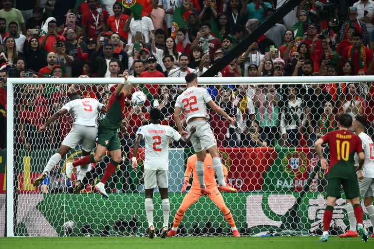 El portugués Pepe convierte el segundo gol de Portugal ante Suiza