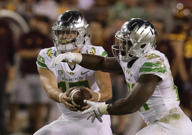 Oregon QB Justin Herbert broke collarbone in win over Cal