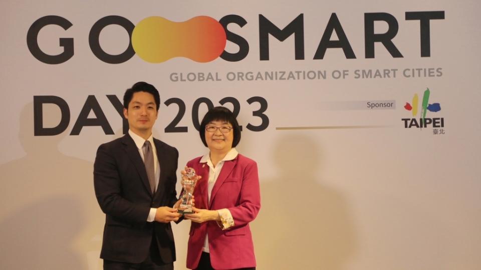 《圖說》全球智慧城市聯盟主席蔣萬安頒贈2023 GO SMART Award專案優勝獎給新北市，由社會局長張錦麗代表受贈。〈社會局提供〉