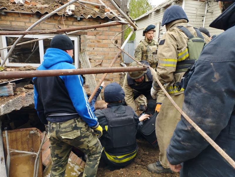 Agentes de policía ayudan a rescatar a la gente de los escombros después de un ataque aéreo en Bakhmut, en la región de Donetsk