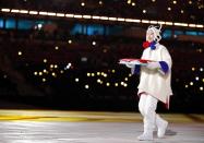 <p>A volunteer participates in the closing ceremony. REUTERS/John Sibley </p>