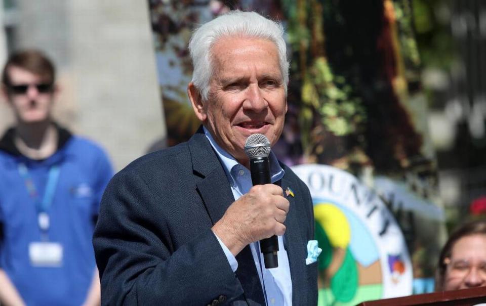 El congresista Jim Costa, demócrata de Fresno, anunció que se destinarán $4 millones de fondos federales a la mejora de calles y aceras en Calwa, por un valor de $7 millones. Habló en una conferencia de prensa el 8 de mayo de 2023.