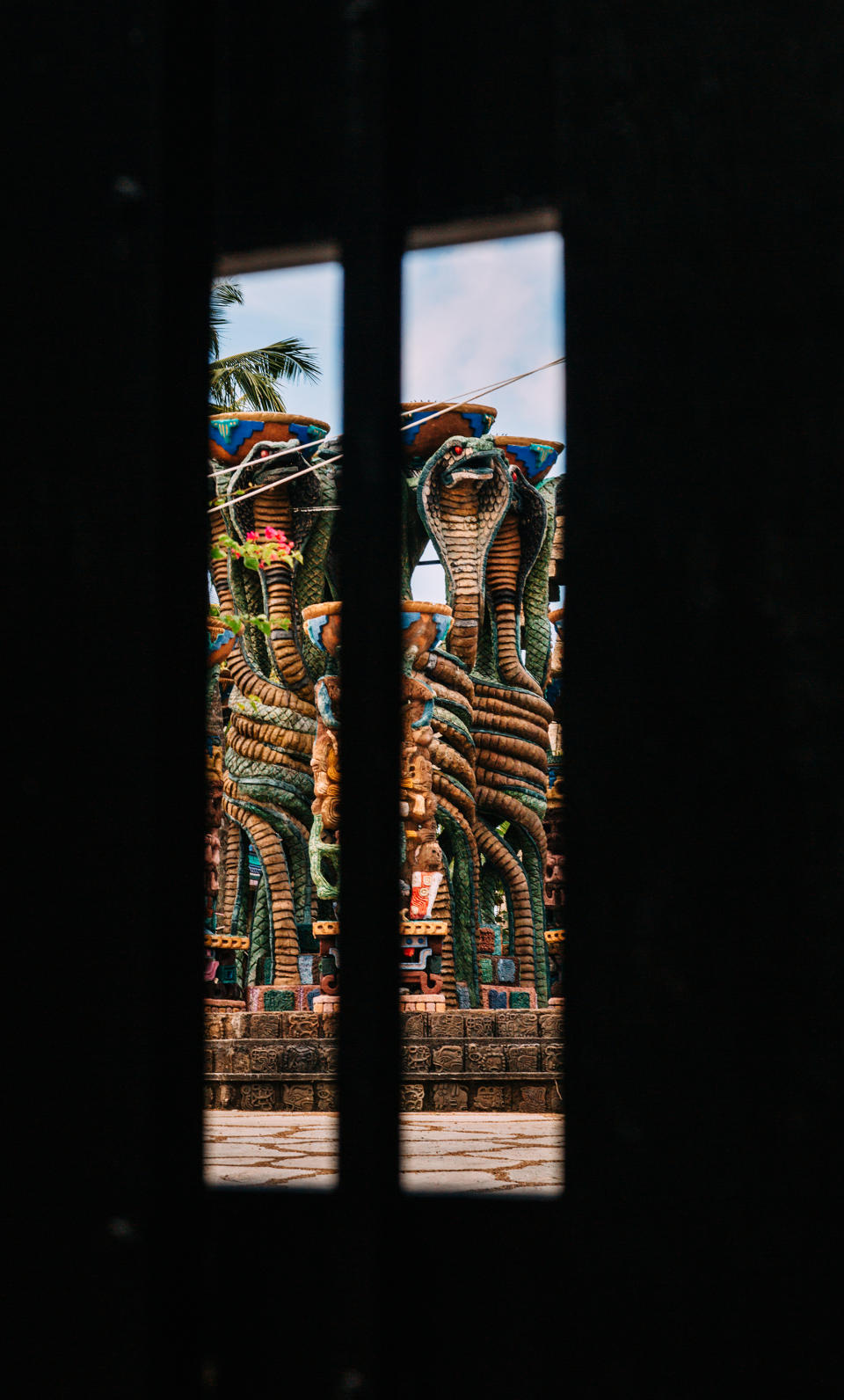 Una escultura de cobras vistas desde la puerta de la propiedad de Peter Nygard en Lyford Cay en Nassau, Bahamas, Oct. 6, 2019. (Elizabeth D. Herman/The New York Times)