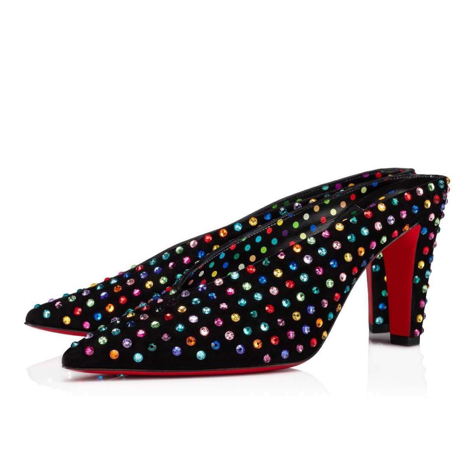 Veryvee Strass Boum黑色麂皮彩色水鑽裝飾高跟穆勒鞋。NT$65,900（Christian Louboutin提供）