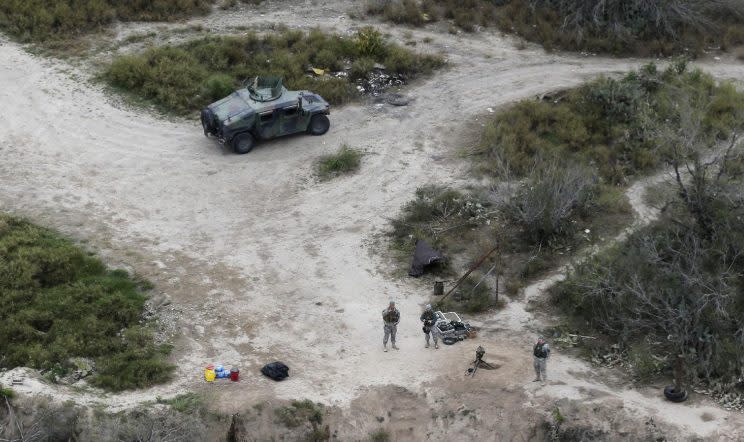 En esta foto de archivo del 14 de febrero de 2015, efectivos de la Guardia Nacional patrullan la frontera Texas-México en Rio Grande City, Texas. (AP Foto/Eric Gay, File)