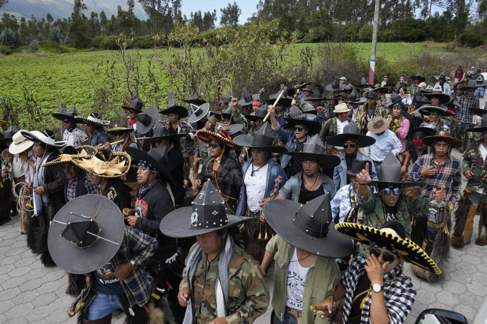 Varias personas marchan en honor al dios indígena inca del Sol con la esperanza de recibir buenas cosechas durante el Inti Raymi, el el Festival del Sol, en una plaza en Cotacachi, Ecuador, el lunes 24 de junio de 2024. (AP Foto/Dolores Ochoa)