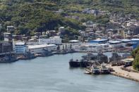 Barcos de la Marina de Taiwán se ven en el puerto de Keelung, Taiwán