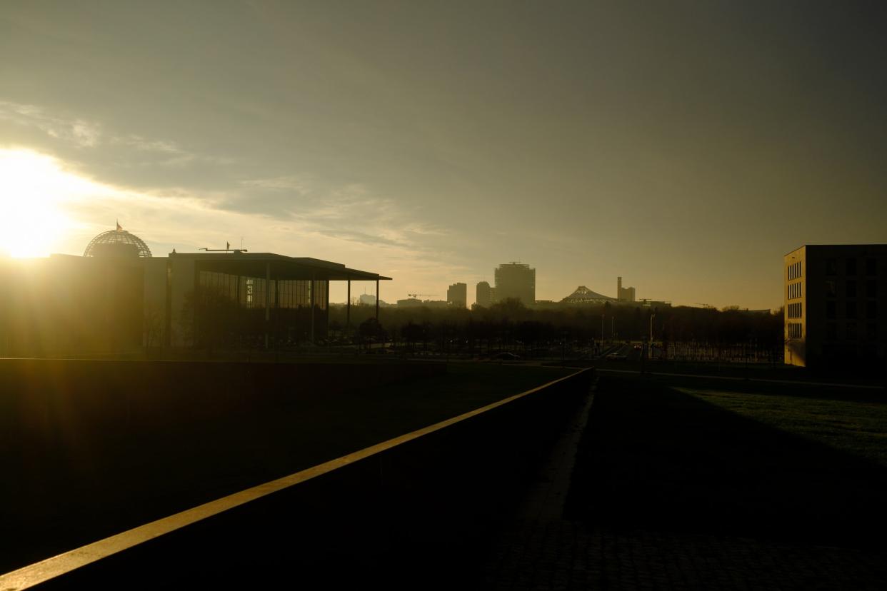 Die Reichstagskuppel im Morgennebel - mit der Wahl am 26. September könnte es nach 16 Jahren CDU-geführten Regierungen eine Neuausrichtung bei vielen Themen geben