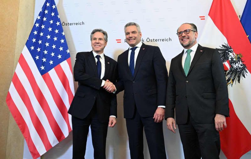 US Secretary of State Antony Blinken (L) meets with Austrian Chancellor Karl Nehammer (C) and Austrian Foreign Minister Alexander Schallenberg at the Federal Chancellery. Helmut Fohringer/APA-POOL/dpa