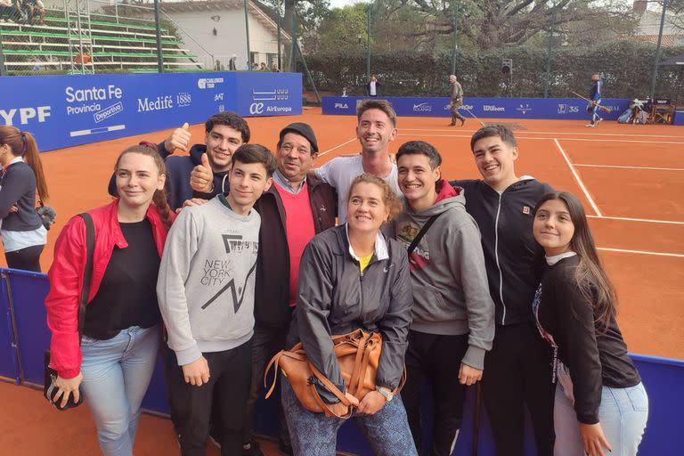 Lautaro Corthey y muchos de los seres queridos que lo apoyan durante el Challenger santafesino 