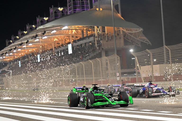 Valtteri Bottas y Daniel Ricciardo en batalla en el circuito de Sakhir, durante el Gran Premio de Bahréin 2024; Sauber y RB, dos de los equipos que observan con esperanza los cambios para 2025