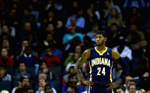 Paul George #24, de los Indiana Pacers, observa el juego durante partido de la liga NBA ante los Charlotte Bobcats, en el estadio Time Warner Cable Arena, el 27 de noviembre de 2013, en Charlotte, Carolina del Norte, EEUU. (GETTY IMAGES NORTH AMERICA/AFP | Streeter Lecka)